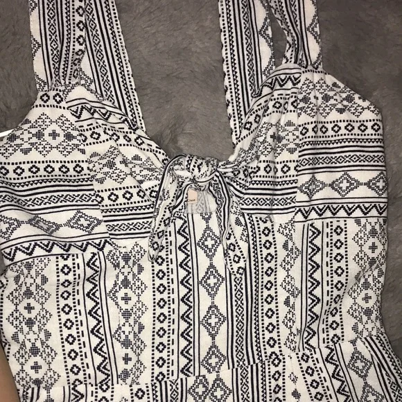 Romper from ‘FASHION ON EARTH’ size small, has a blue white pattern - Picture 5 of 9